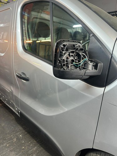 RENAULT TRAFIC SPORT 2017 COMPLETE DRIVERS DOOR (BROKEN WING-MIRROR)