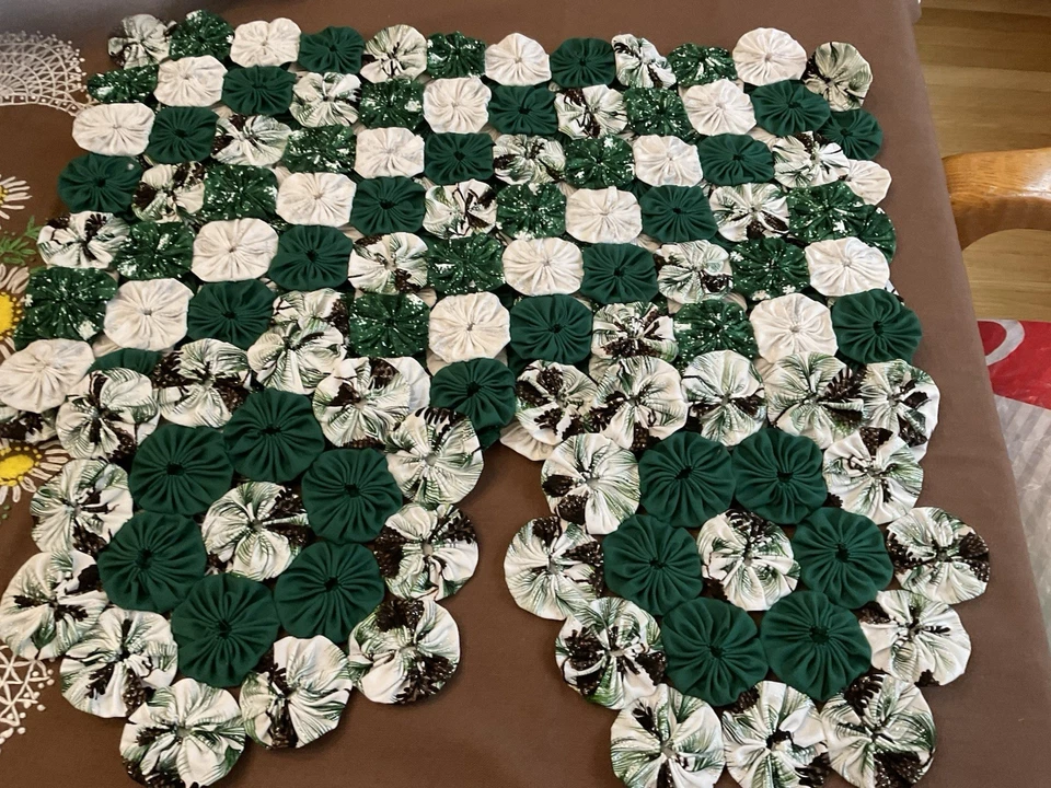 Yo-yo gesteppte Tischsets Deckchen Tannenzapfen grün weiß silber