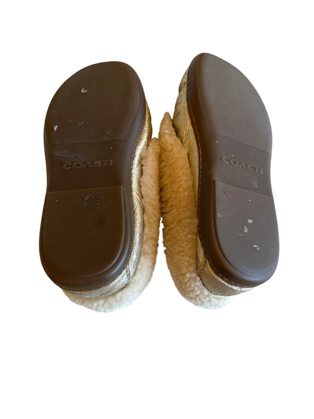 PANTOFOLA D’ORO Pantofole Coach donna foderate in shearling oro con accenti di nappa e suole in gomma