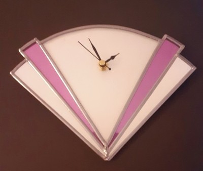 Art Deco Glas Wanduhr 9 Zoll x 7,5 Zoll rosa und weiß .Handarbeit NEU 
