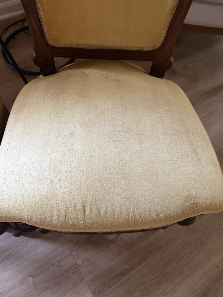 Dos sillas vintage talladas a mano tapizadas en madera adorno de encaje dorado amarillo Foto 4 de 4