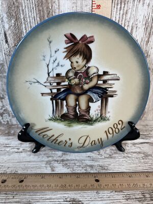 Schmid Berta Hummel 1982 Mother's Day Collector Plate ''The Flower Basket 