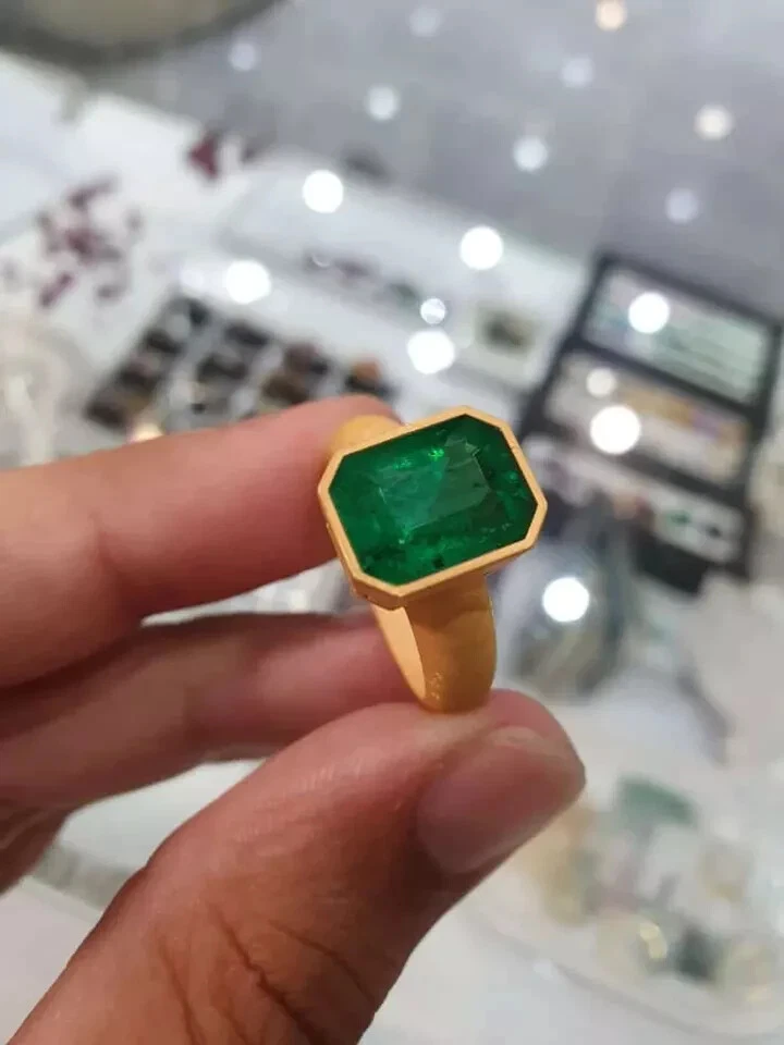 Anillo solitario para hombre enchapado en oro amarillo de 14K creado en laboratorio corte esmeralda verde de 2,50 quilates Foto 3 de 4
