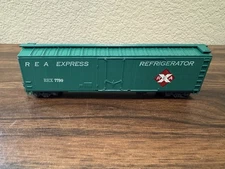 Roundhouse HO Scale Railway Express Agency (REA) 50’ Reefer w/Sprung Trucks, MWs