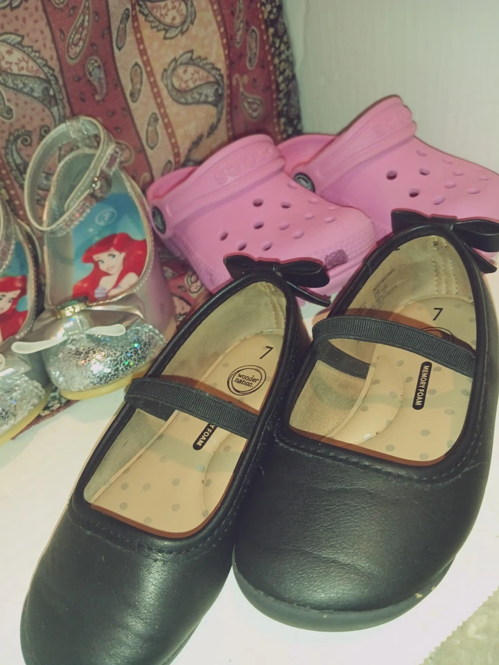 Lote de 3 pares de zapatos para niñas pequeñas talla 7 Foto 4 de 4