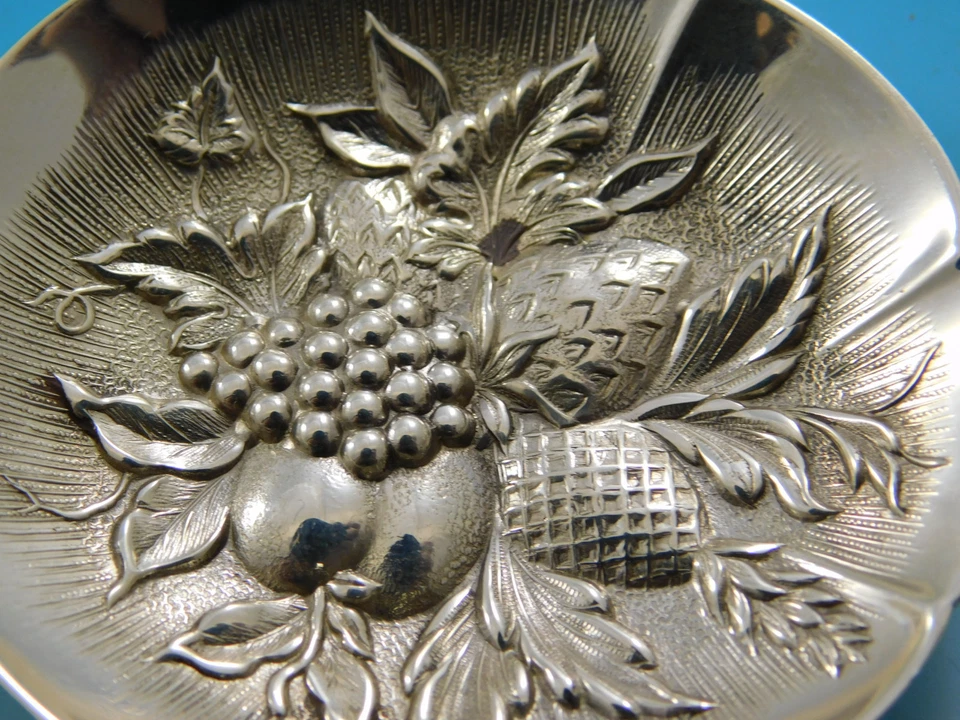 Conjunto de 12 xícaras de prato Repousse by Kirk prata esterlina individual porca personalizada - Imagem 3 de 4