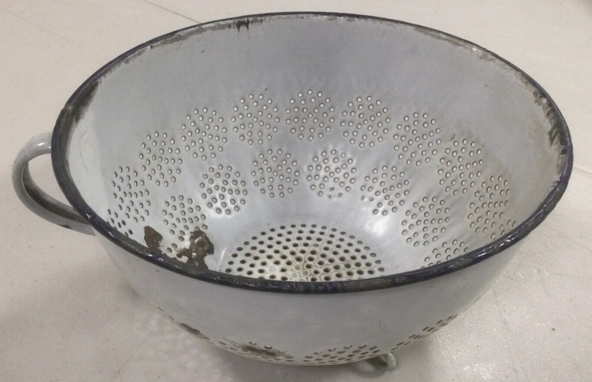 Metal colander 2024 with handle