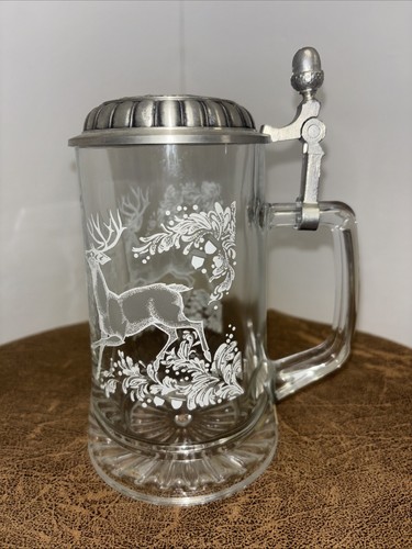 Vintage deutscher Kristallglas Bierstein mit Zinndeckel & 2 weißen geätzten Hirschen Hirschen