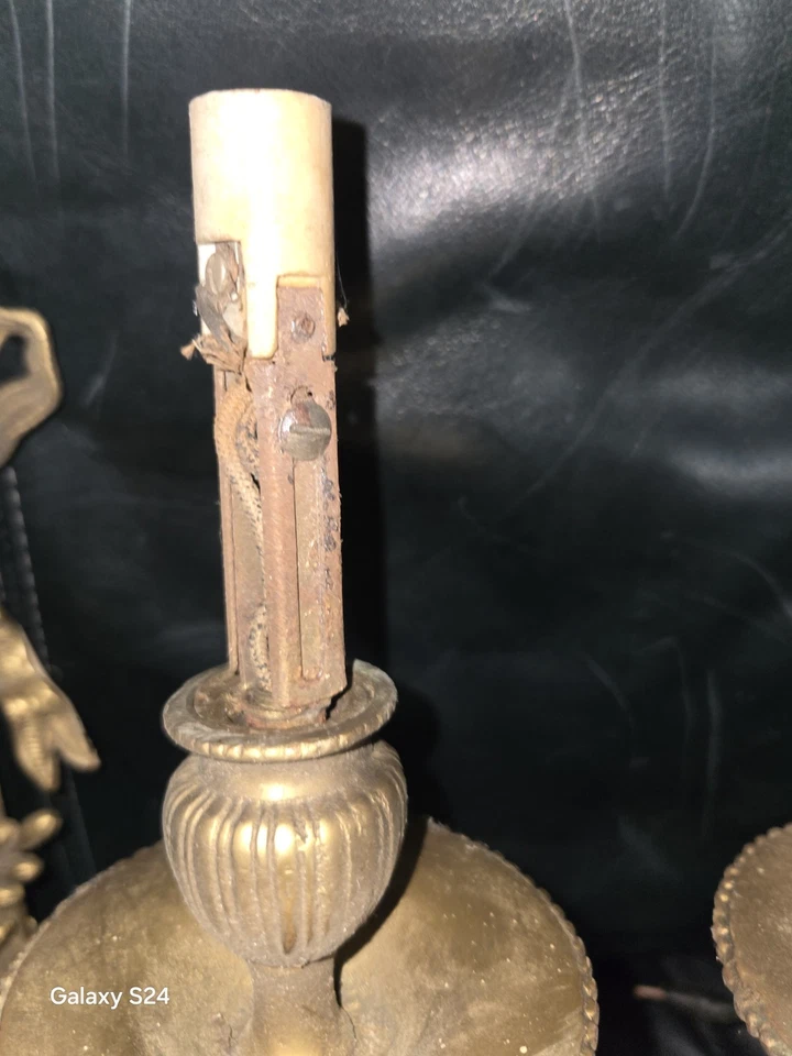 PAR DE APLIQUES DE PARED DE LATÓN LOUIS XVI HERMOSOS @17" DE ALTO Y 14" DE ANCHO Foto 3 de 4