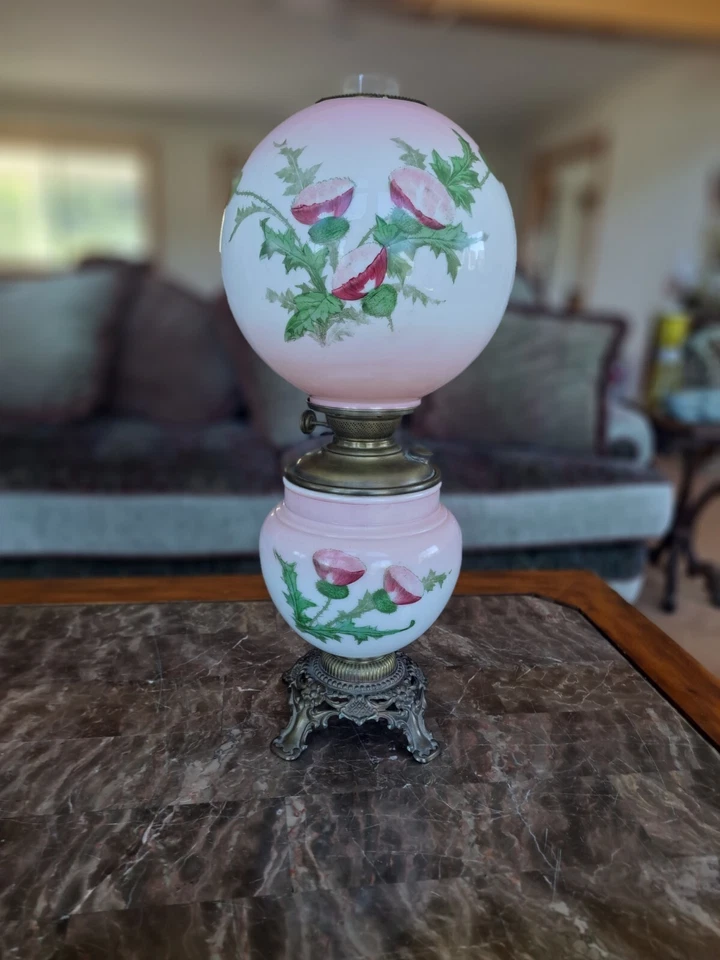 Lámpara de mesa de aceite de porcelana y latón Success antigua que el viento se llevó pintada a mano Foto 3 de 4