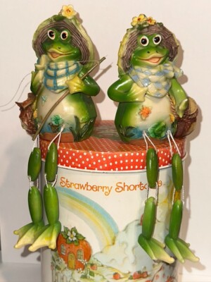 Yardworks Original Anthropomorphic Shelf Sitter Frogs Set of 2 hanging Legs