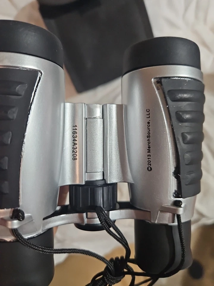 Binoculares recubiertos UV Emerson con bolsa protectora óptica color rubí Foto 2 de 3