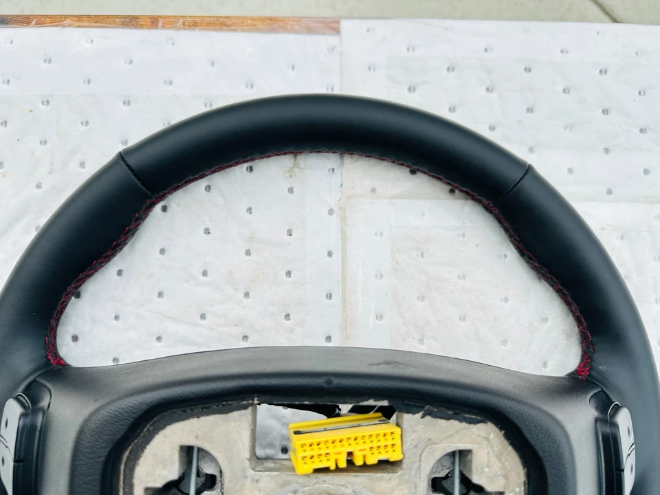 Volante Chevrolet Equinox 2018-2024 con interruptor de audio y control de crucero OEM Foto 2 de 4