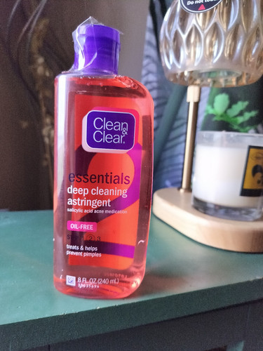 Clean & Clear Essentials Oil-Free Deep Cleaning Astringent 8 fl oz OLD FORMULA
