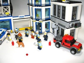 LEGO City Police Station 60141 Complete Set Buildings Police Vehicles