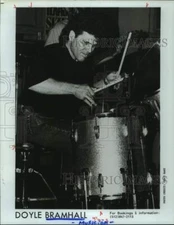 1996 Press Photo Musician Doyle Bramhall during a performance at Rockefeller's