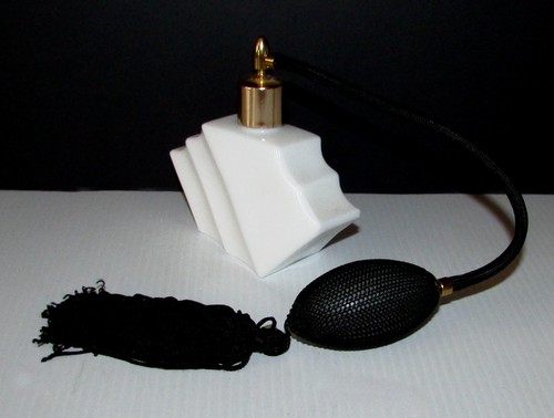 SUPERBE AUSTRIA ART DECO WHITE MILK GLASS ATOMISER WITH GOLD PLATED TOP - Picture 4 of 8