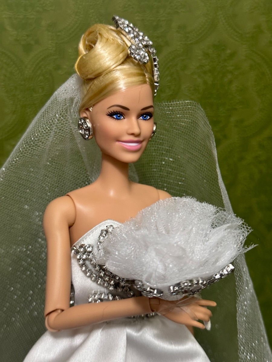 BARBIE THE MOVIE Doll, Margot Robbie as Barbie Includes Additional