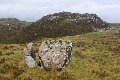 Photo 6x4 Split boulder Oskaig On the west side of Dun Caan. c2017