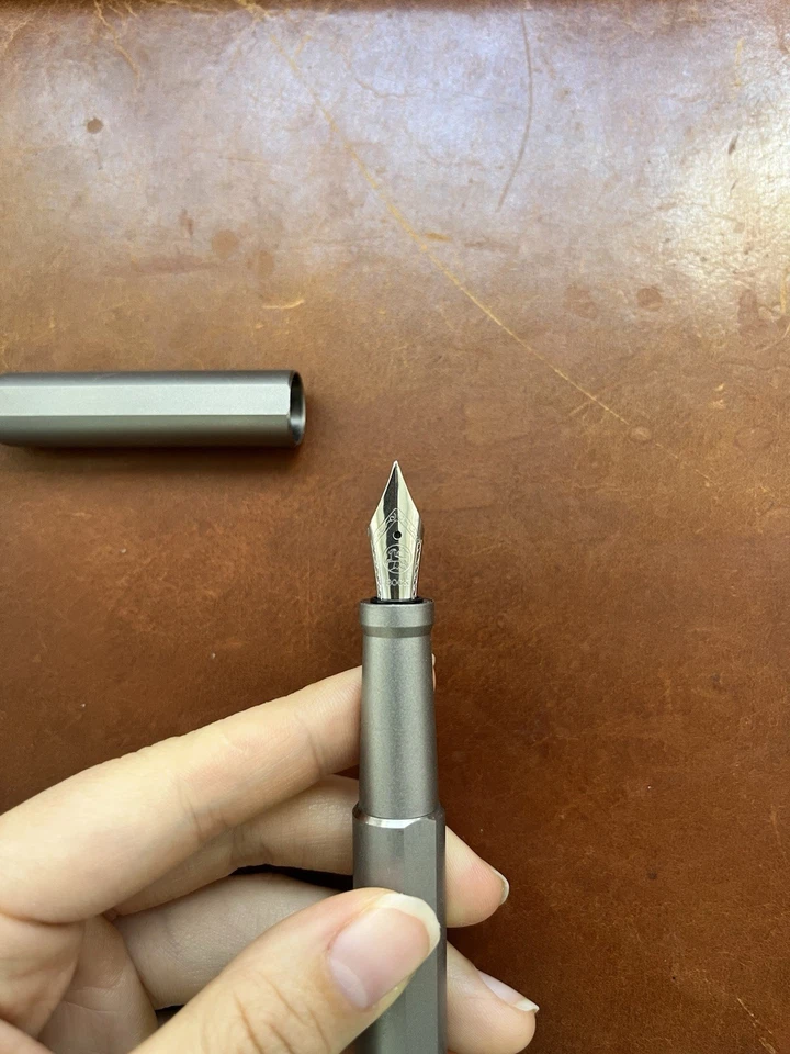 Caneta-tinteiro Stilform titânio prata fosca aço fina nova na caixa metal cinza nova sem etiquetas escrever - Imagem 2 de 3