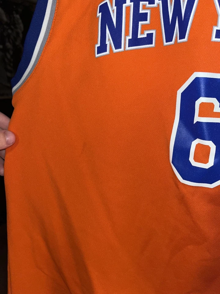 Camiseta deportiva de baloncesto Adidas naranja juvenil grande Kristaps Porzingis New York Knicks Foto 3 de 4