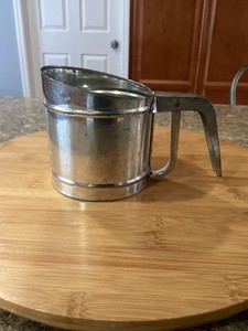 Vtg. Foley Flour Sifter Squeeze Handle Made in USA Single Screen Farmhouse decor
