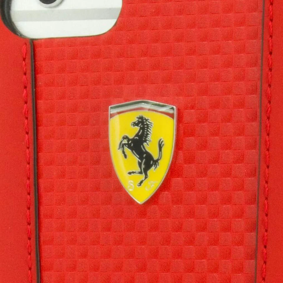 Funda rígida de fibra de carbono Ferrari para iPhone SE (2ª y 3ª generación), 8, 7, 6 y 6S Foto 2 de 4