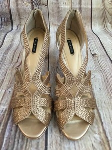 salto alto dourado brilhante