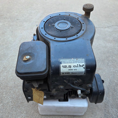 NEW!  Vintage Briggs & Stratton  5hp Vertical Shaft Engine ELECTRIC START.