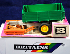 1960* NEUWERTIG 1:32 Britains Farm 9550 grün Kippanhänger mit abnehmbaren Strohhalmen