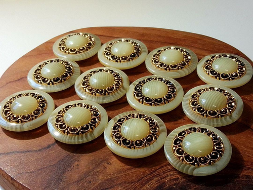 bundle of resin, vintage buttons,12pcs white-colored 23mm,7/8,36L - Picture 3 of 5