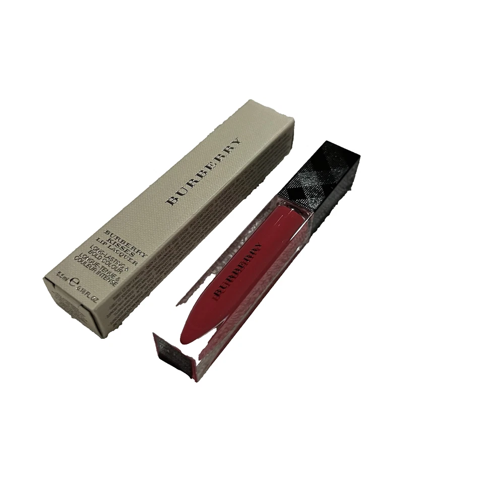 Lápiz labial Burberry Kisses de larga duración y color audaz carmesí claro 28 Foto 3 de 3
