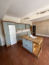 Nice Wood Shaker Kitchen with Island Unit. Good Condition.