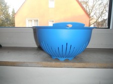 kleines Sieb mit Griff, blau neuwertig