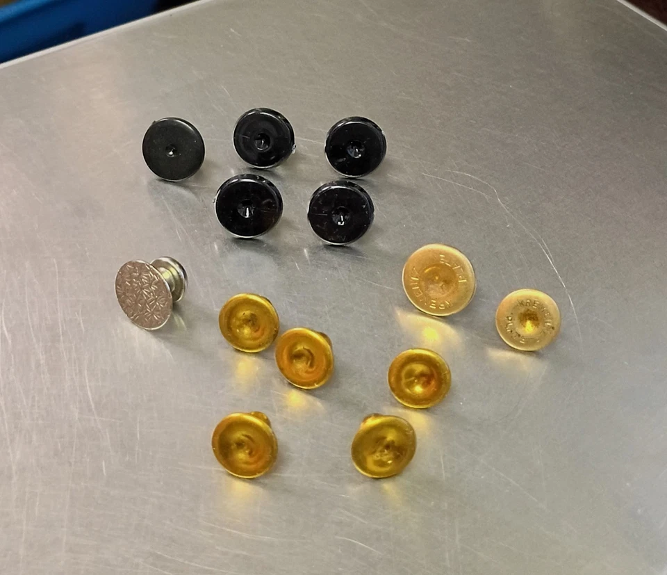 Lote de 13 tachuelas para camisa: plástico negro, metal tono plata, tono dorado - 2 Krementz Foto 2 de 3