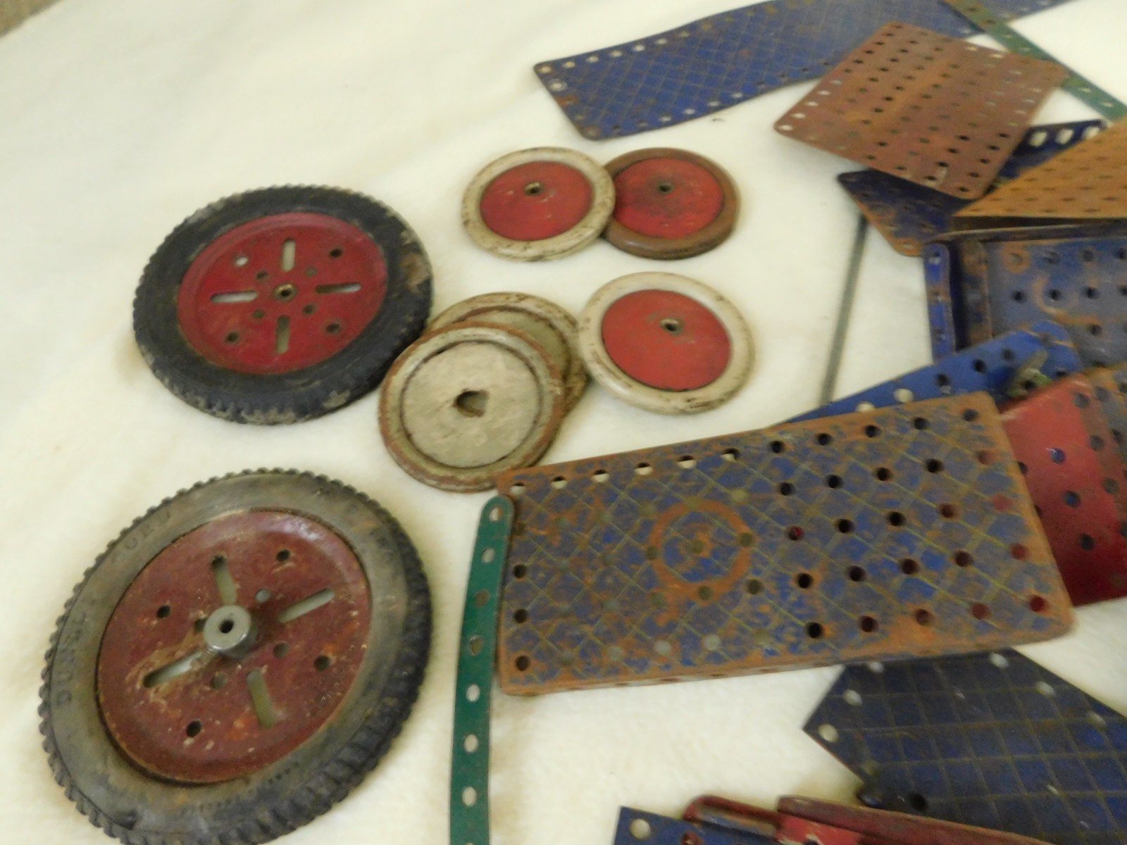 Vintage 18.5kg Meccano Joblot Spare Parts Wheels Cogs Screws Motor Plates etc