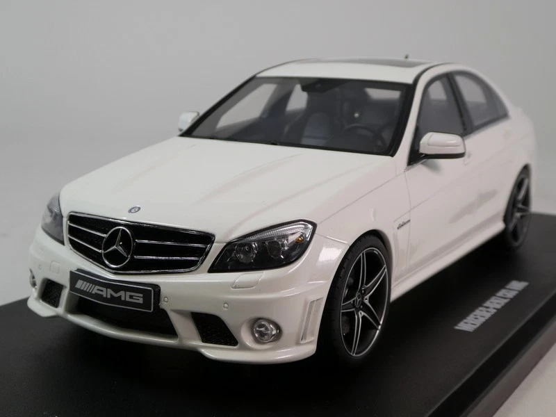GT Spirit GTSPIRIT Mercedes Benz C63 AMG Blanc Diamant 2007 1/18 GT928 - Photo 2/3