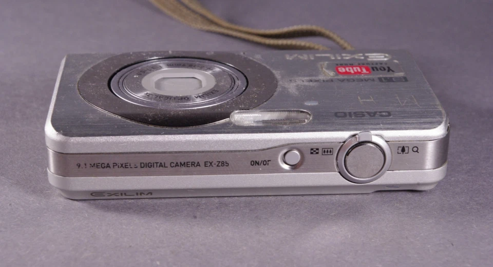 Casio Exilim EX-Z85 Silver 9.1MP 3x Optical Zoom Digital Camera with Accessories - Image 4 of 4