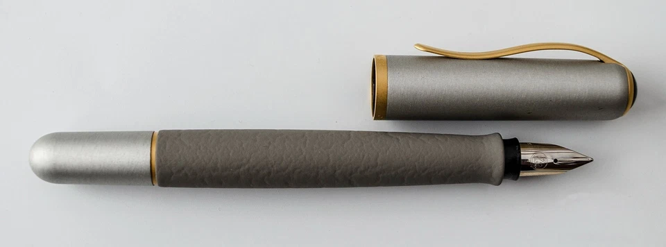 Pluma Estilográfica Pelikan Epoch Series P363 Granito Plata Oro - Plumín Ancho Foto 4 de 4