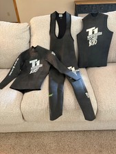 Women s triathlon 2 piece wetsuit. De Soto size medium with 2 different tops.