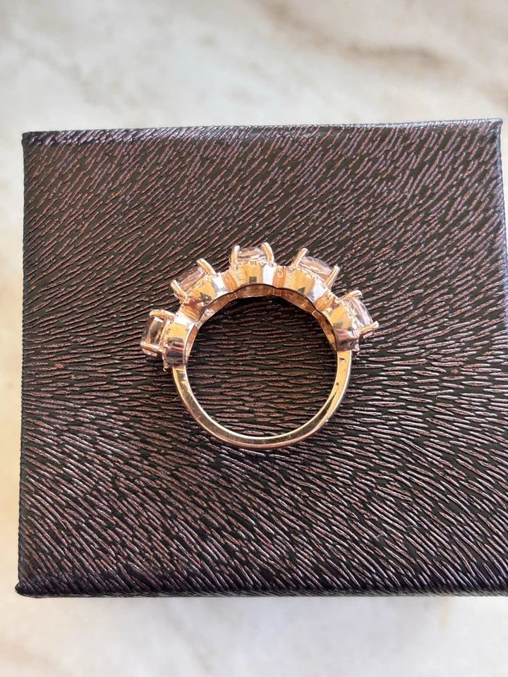 Banda de media eternidad con halo de morganita melocotón corte redondo para mujer, placa de oro rosa de 14 quilates Foto 3 de 4