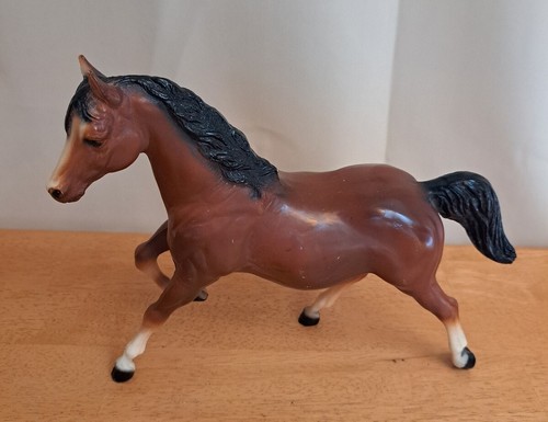Breyer Horse 124 Running Mare Sugar Semi-Gloss Bay Brown 1970-87 USA Logo #124