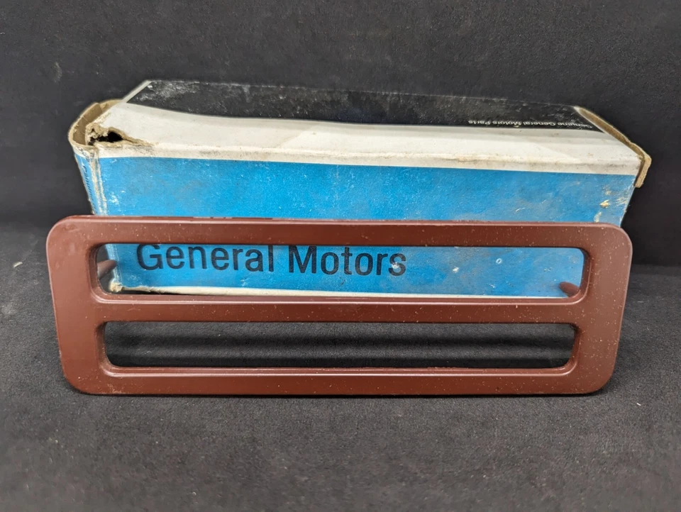 NOS 1974 1975 OLDSMOBILE DELTA 88 98 FRONT RIGHT MARKER LAMP LIGHT BEZEL 415814 - Image 2 of 4