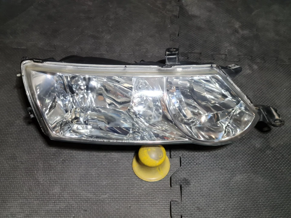Faro halógeno lado pasajero derecho Toyota Solara 2002-2003 OEM Foto 2 de 4