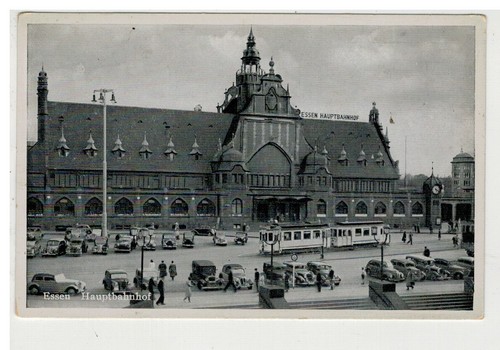 Essen hauptbahnhof mit viele alte Auto und tram