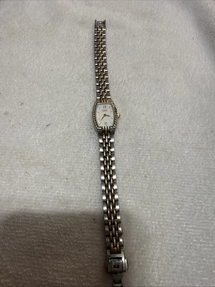 Pulsera para mujer CITIZEN cuarzo esfera blanca acero inoxidable y tono dorado” Foto 2 de 4