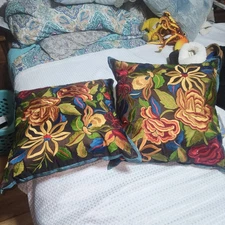 PIER ONE EUC SET OF 2 BOHO FLORAL DECORATIVE PILLOW SET