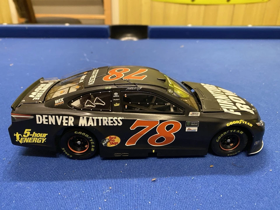 Martin Truex Jr. #78 2017 fila de muebles 1/24 NASCAR diecast sin caja/chips de pintura Foto 2 de 4