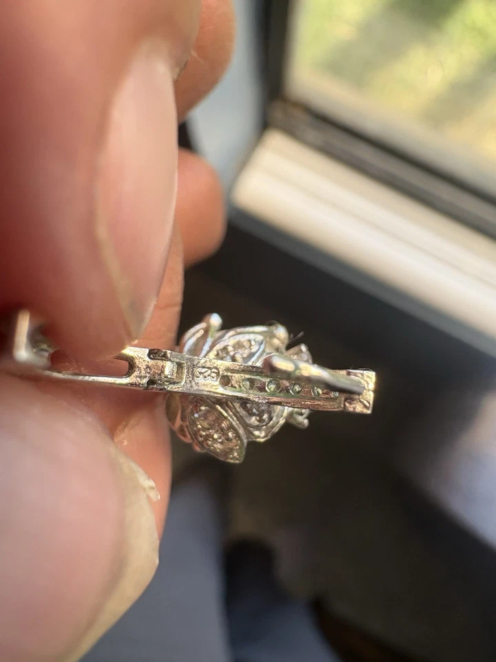 Pendientes perforantes colgantes de perlas con cierre de palanca estampadas de ley 925 con circonita cúbica Foto 3 de 4