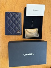 Copripassaporto trapuntato Chanel in pelle di ciottoli